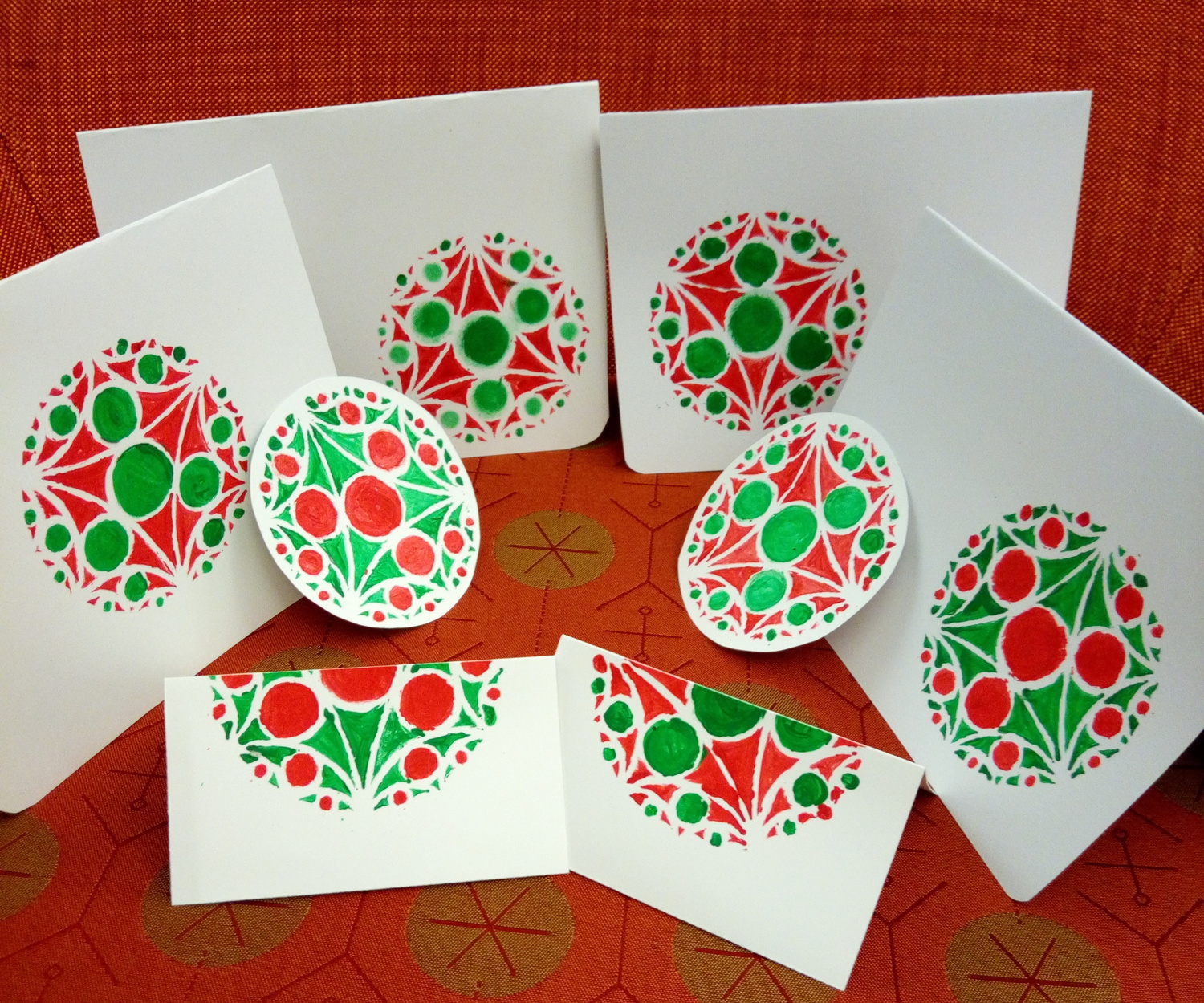 cartes festives décorées avec des cercles