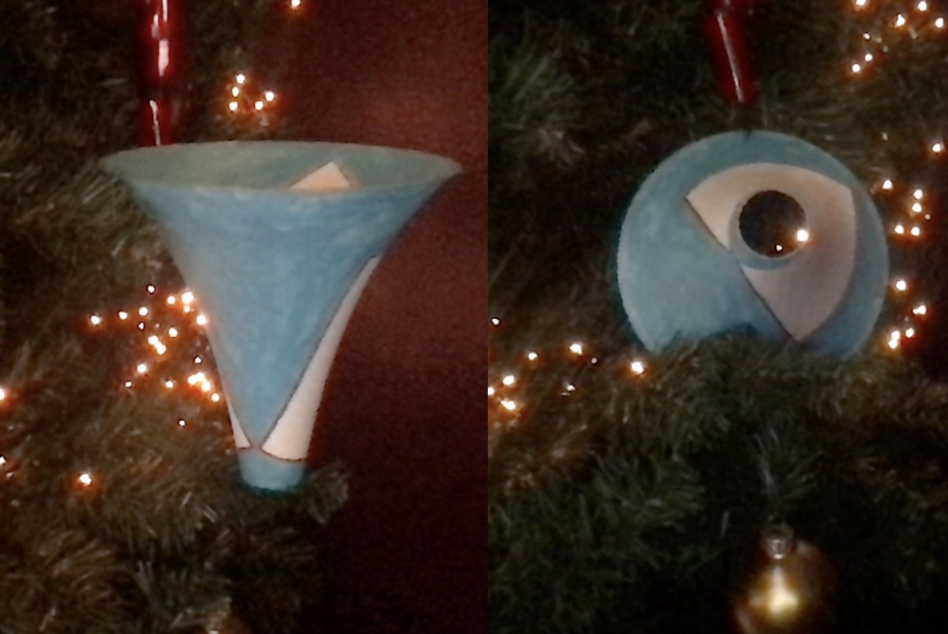 Pentagone régulier à angles droits sur pseudosphère. Son coloris est blanc sur fond bleu. Posés sur un sapin..